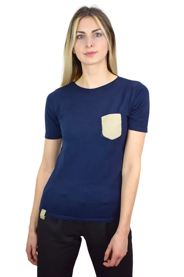 t-shirt blu con taschino beige cotone bio da donna3