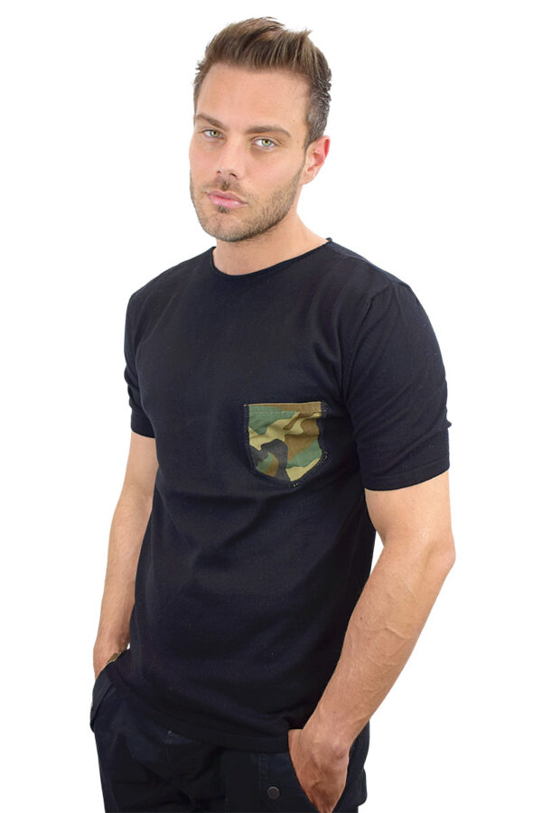 t-shirt nera con taschino militare cotone bio da uomo3
